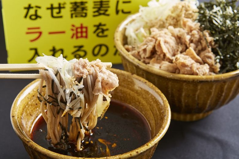 なぜ蕎麦にラー油を入れるのか。渋谷店